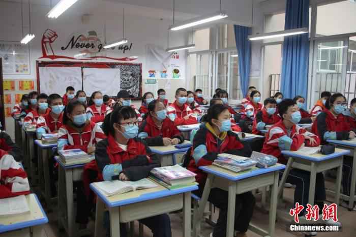3月16日,贵州省贵阳市第十中学初三学生正在上课。当天,随着新冠肺炎疫情防控形势积极向好,贵州省内各中学高三初三年级开学复课,恢复正常教学秩序。 中新社记者 瞿宏伦 摄 14省份确诊病例“清零”!生活可以回归正常了吗?
